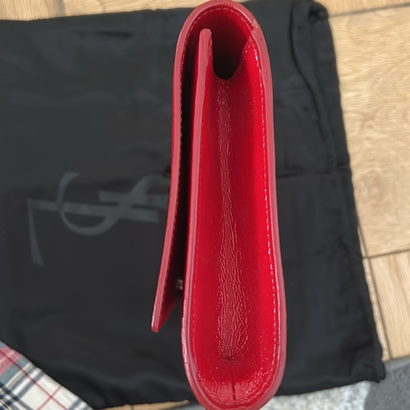 Yves Saint Laurent red patent textured clutch - Picture 7 of 8